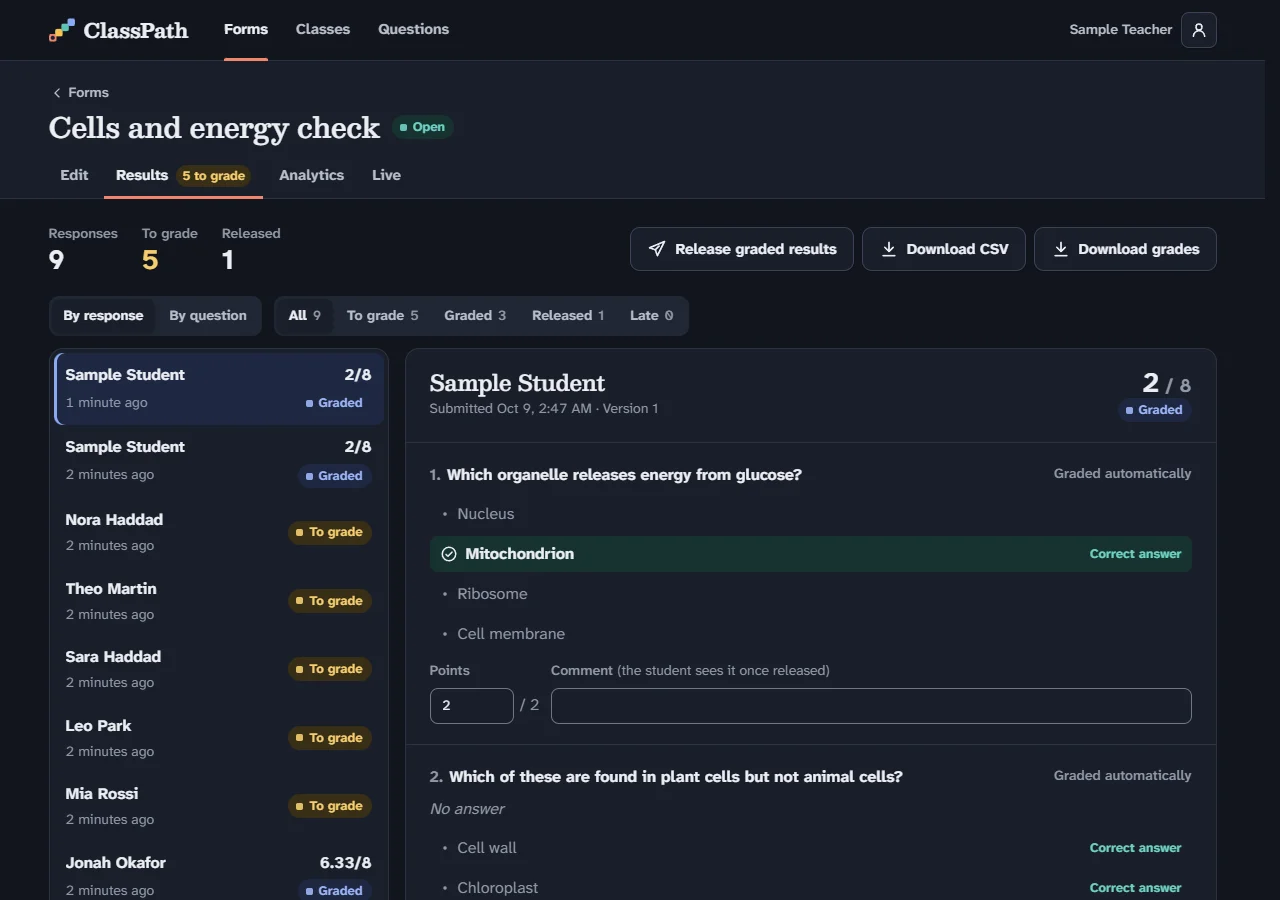 The results screen in dark mode: responses on the left, a student’s answers with points and comments on the right.